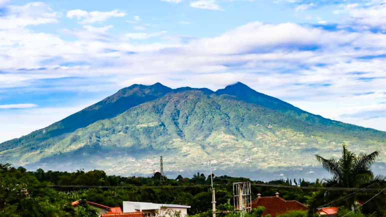 5 Gunung Paling Mistis di Indonesia, Penuh Cerita yang Turun-Temurun
