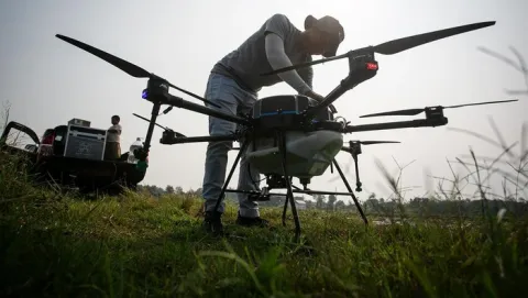 Viral Petani Tuban Terbang Naik Drone, Ini 6 Fakta di Balik Video yang Heboh di Media Sosial