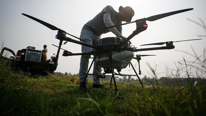 Viral Petani Tuban Terbang Naik Drone, Ini 6 Fakta di Balik Video yang Heboh di Media Sosial