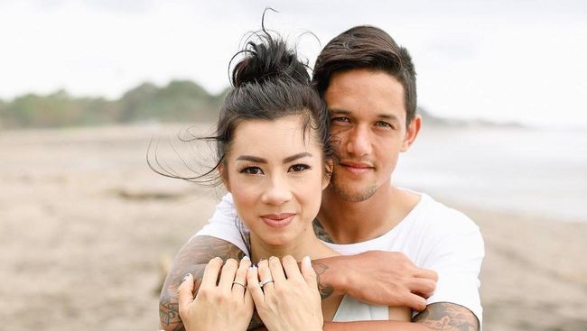 8 Artis Indonesia yang Menikah dengan Pemain Sepak Bola