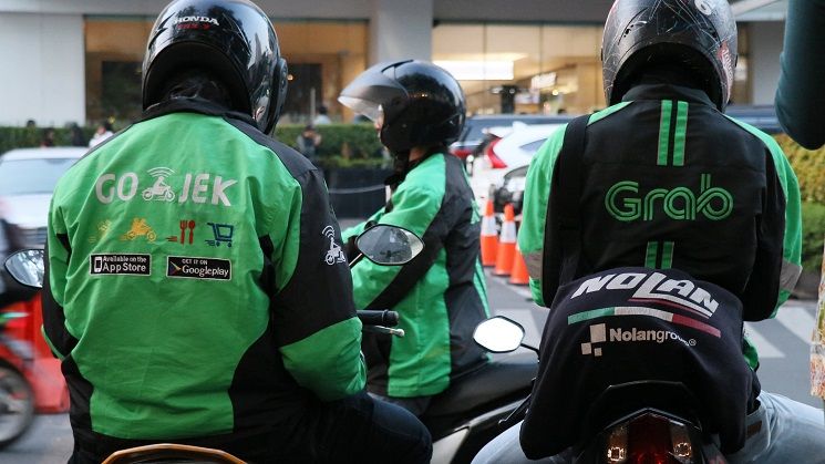 Intip Simulasi Pendapatan Driver GoCar Luxe vs Grab Premium, Benarkah Bisa Tembus Rp1 Juta Sehari?