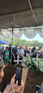 Tangis Pecah di Pemakaman Temon Ditemani Para Sahabat