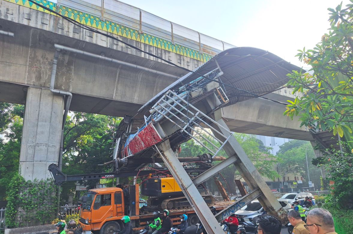 Kronologi Truk Pengangkut Crane Tabrak JPO Tendean, Struktur Jembatan Rusak