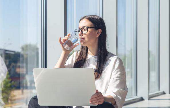 10 Tanda Tubuh Kurang Minum Air Putih yang Sering Diabaikan