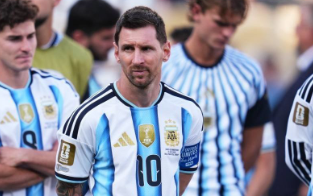 Lionel Messi Jadi Penyelamat Argentina? Gary Neville Sebut Tanpanya Sulit Lolos Semifinal