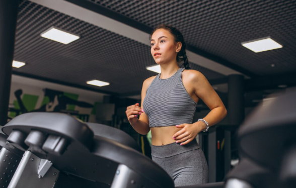 Kapan Waktu Terbaik untuk Gym? Ini Perbedaan Manfaat Latihan Pagi, Siang, dan Malam