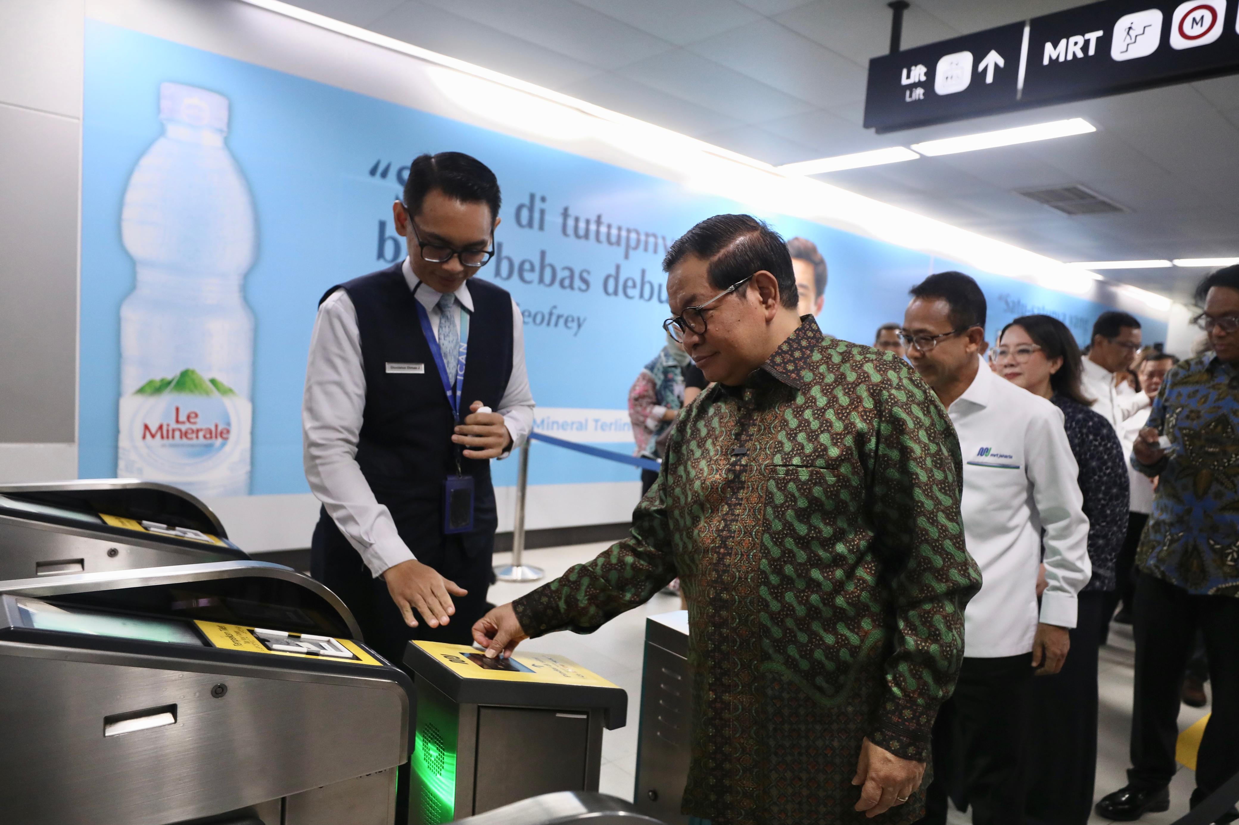Naik MRT Jakarta Kini Bisa Langsung Tap Pakai Kartu Kredit