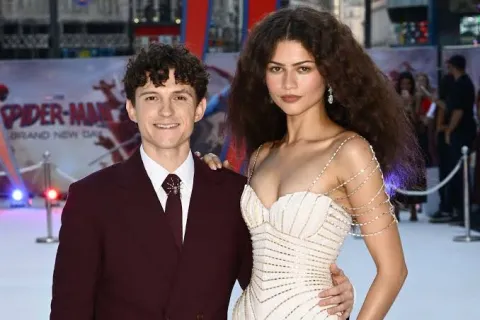 Tom Holland Akui Sering Pakai Produk Skincare Mahal Milik Zendaya