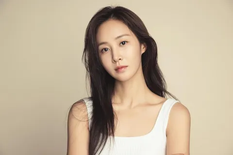 Yuri SNSD Berpisah dengan SM Entertainment Setelah Hampir Dua Dekade