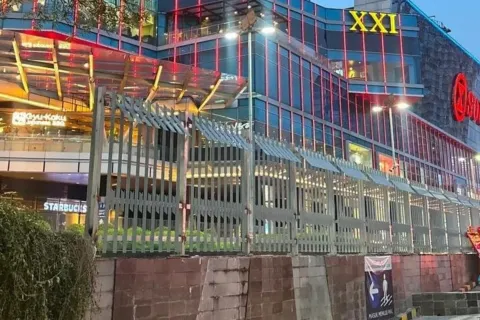 Mal-Mal Besar Tiba-Tiba Dipasangi Pagar Tinggi: Ini Penjelasan Pemerintah dan Pengelola
