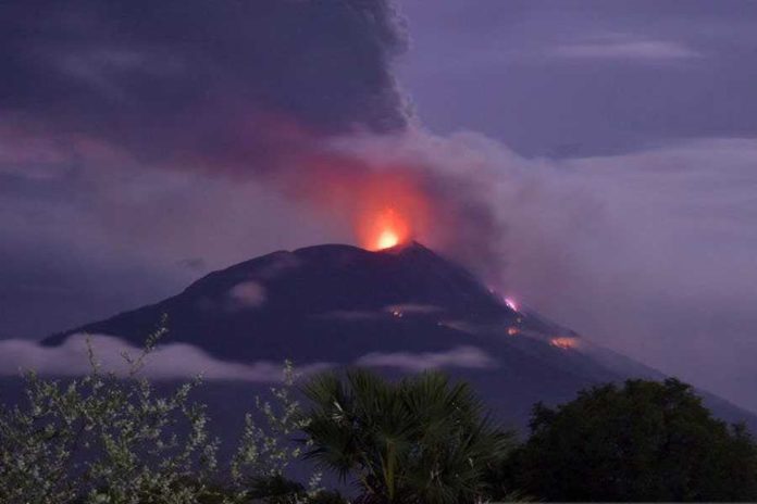 Gunung Ile Lewotolok Meletus 107 Kali: Terjadi Gemuruh dan Lontaran Lava Pijar, Warga Diminta Siap Siaga
