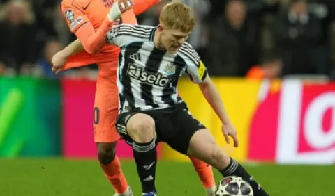 Transfer Lewis Hall ke MU Terancam Gagal, Newcastle Pasang Tembok Tebal