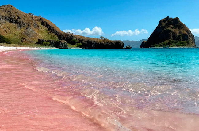Mau ke Pink Beach Labuan Bajo? Ini Lokasi, Rute, Tiket, dan Aktivitasnya