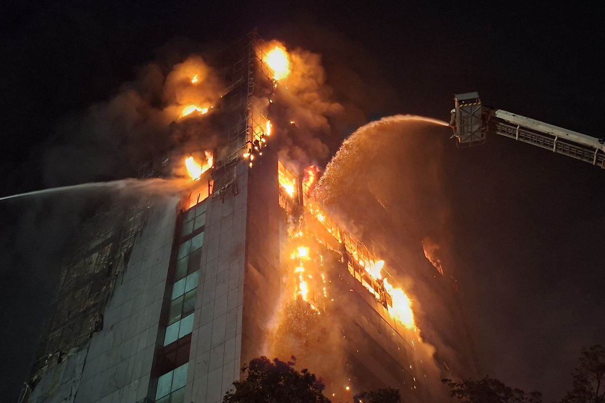 Kebakaran Gedung Bapenda Jakarta Hanguskan Enam Lantai, Satu Pekerja Dievakuasi