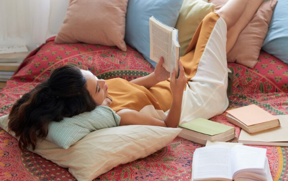 Manfaat Membaca Buku Sebelum Tidur, Bantu Pikiran Lebih Rileks