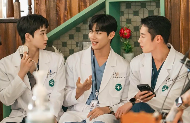 5 Drakor Medis Romantis dengan Suasana Desa yang Tenang, Pas untuk Healing