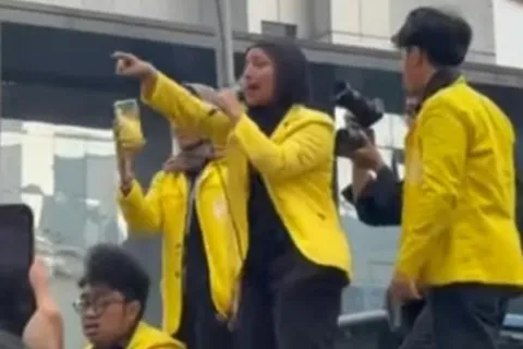 Demo Mahasiswa UI di Bundaran HI Memanas: Detik-detik Wakil Ketua BEM Menangis Debat dengan Polisi
