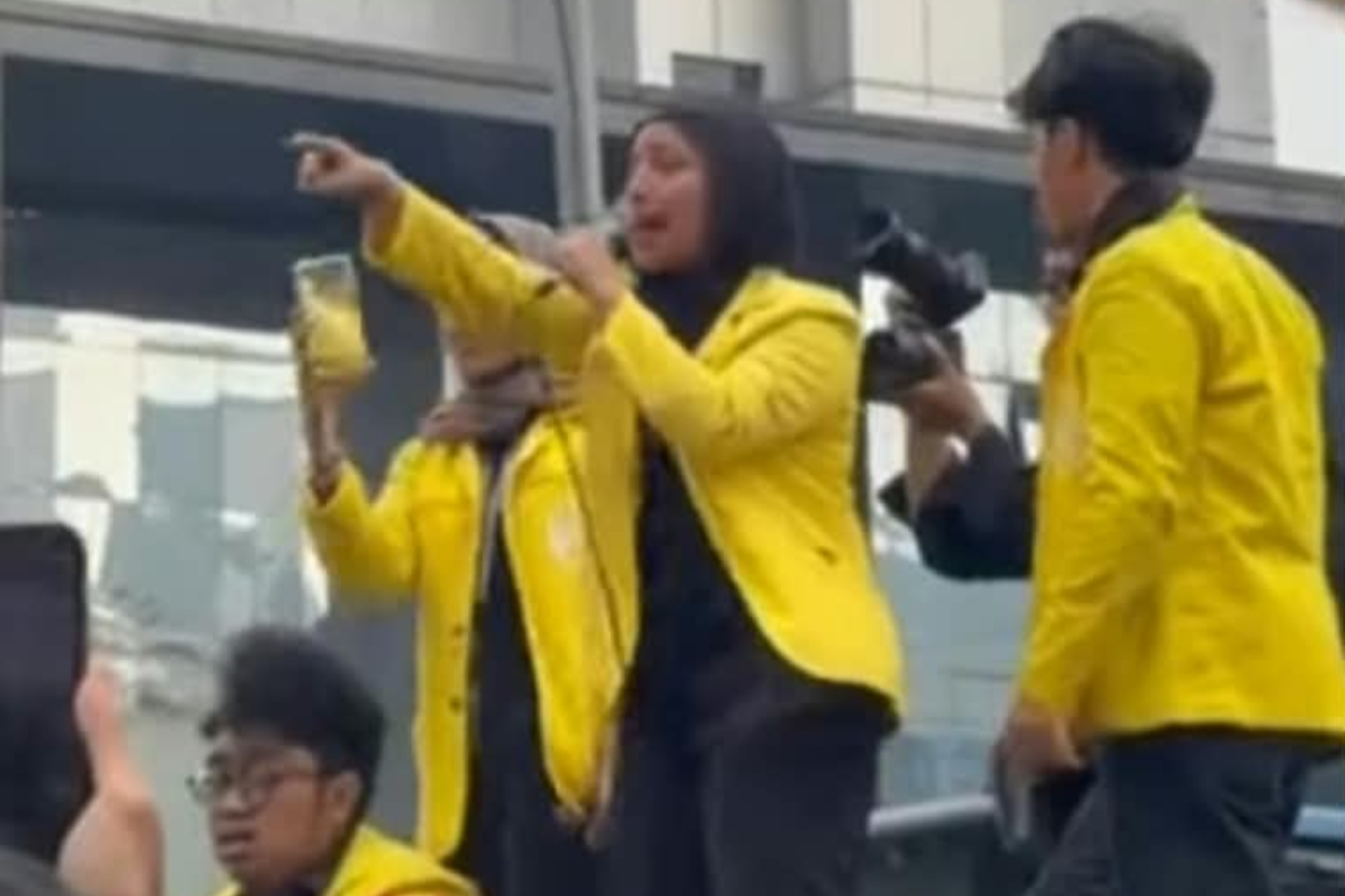 Demo Mahasiswa UI di Bundaran HI Memanas: Detik-detik Wakil Ketua BEM Menangis Debat dengan Polisi