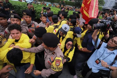 Polisi Tangkap 21 Orang di Aksi BEM UI, Bawa Bahan untuk Bom Molotov
