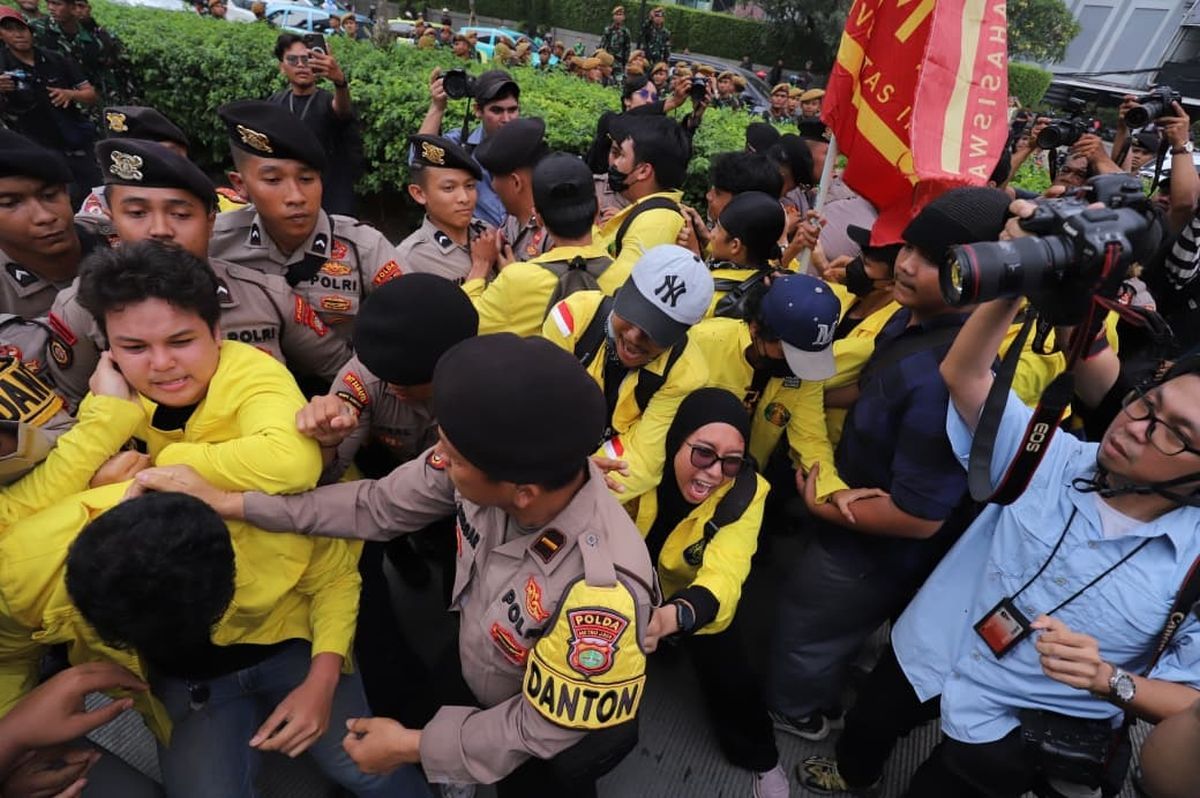 Polisi Tangkap 21 Orang di Aksi BEM UI, Bawa Bahan untuk Bom Molotov