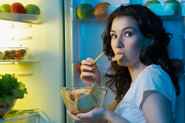 Makan di Atas Jam 9 Malam Pemicu Berat Badan Naik? Cek Faktanya!