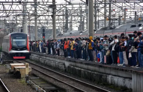 KRL Bogor-Jakarta Tertemper di Cawang-Tebet, Perjalanan Red Line Terganggu
