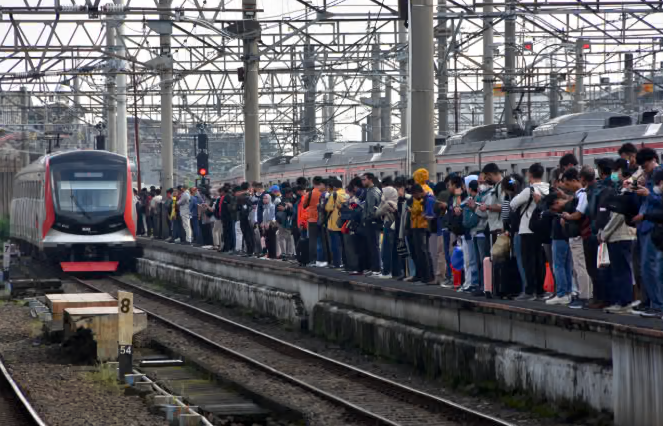 KRL Bogor-Jakarta Tertemper di Cawang-Tebet, Perjalanan Red Line Terganggu
