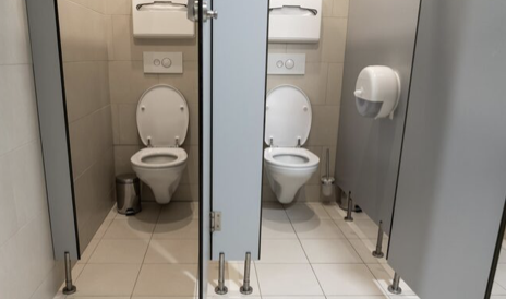 Kenapa Pintu Toilet Umum Biasanya Tidak Sampai Menyentuh Lantai?