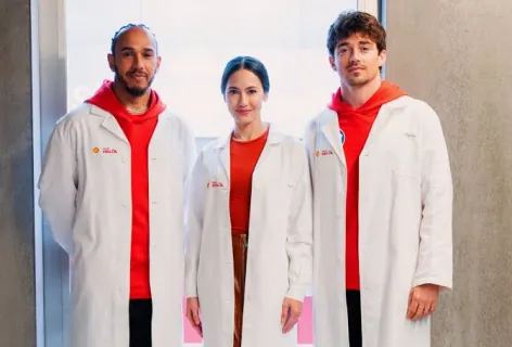 Pevita Pearce Bikin Netizen Iri, Foto Bareng Lewis Hamilton dan Charles Leclerc di Monza