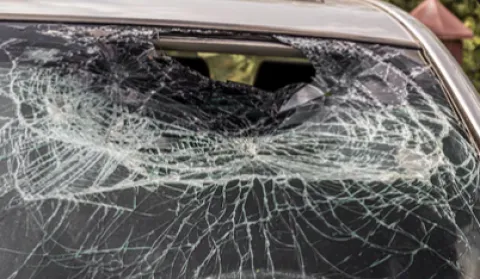 Kenapa Kaca Mobil Bisa Pecah Menjadi Potongan Kecil?