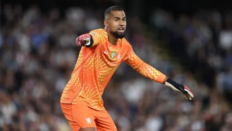 Gary Neville Soroti Robert Sanchez, Chelsea Diminta Pertimbangkan Kiper Baru
