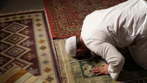 Punya Keinginan yang Belum Terwujud? Ini Tata Cara Sholat Hajat Lengkap dengan Niat dan Doanya