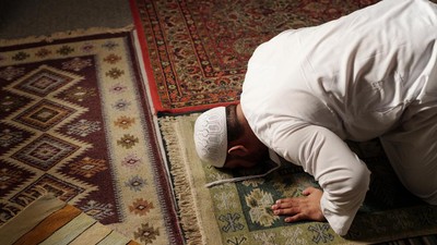 Punya Keinginan yang Belum Terwujud? Ini Tata Cara Sholat Hajat Lengkap dengan Niat dan Doanya