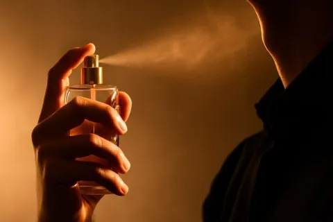 6 Rekomendasi Parfum Pria Terbaik untuk Kantor, Wangi Seharian Tanpa Menyengat