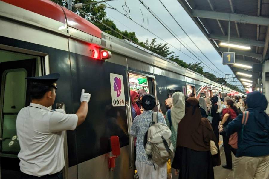 KRL Melintas di Palmerah Diduga Dilempar Batu, Penumpang Sempat Panik