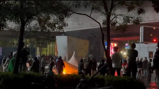 Slipi Masih Tegang Usai Demo 27 Agustus, Massa Bertahan hingga Dini Hari