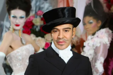 Pameran John Galliano di MET Gala 2027 Batal, Kontroversi Ucapan Antisemit Jadi Sorotan