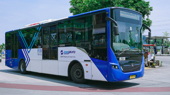 Bus Transjakarta Tabrakan di Pancoran, Penumpang Dievakuasi ke Halte Tegal Parang
