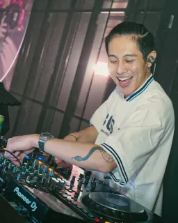 Bikin Geger! Siapa Pemilik iPhone 17 Pro yang Dilempar ke DJ Panda? Ponsel Mewah Dihancurkan di Panggung!