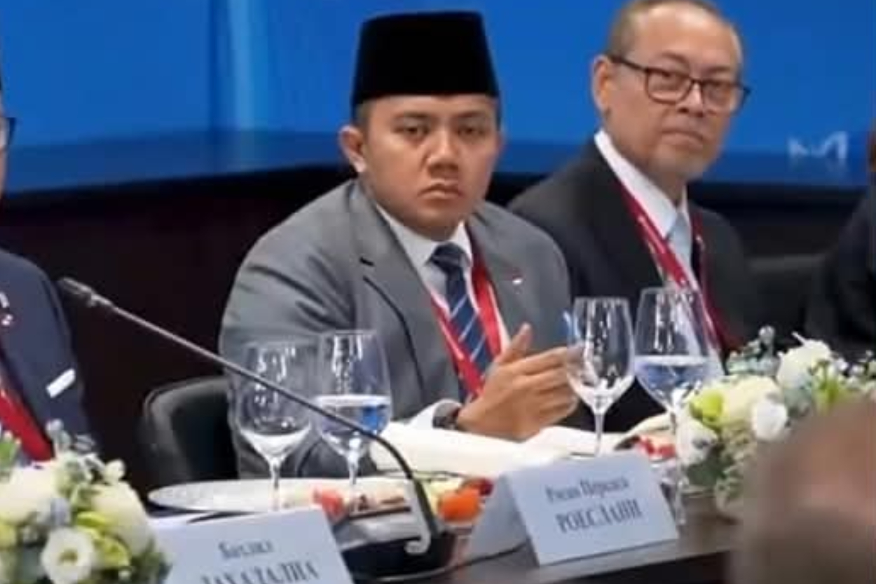 Tertangkap Kamera Mainkan Pulpen Saat Putin Pidato, Aksi Sekretaris Kabinet Teddy Pemicu Perdebatan Netizen