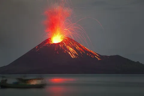 Aktivitas Gunung Anak Krakatau Meningkat, Ini 5 Dampak Erupsi yang Wajib Diwaspadai: Dari Hujan Abu hingga Ancaman Tsunami!
