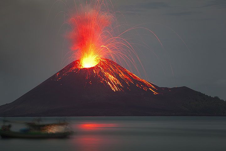 Aktivitas Gunung Anak Krakatau Meningkat, Ini 5 Dampak Erupsi yang Wajib Diwaspadai: Dari Hujan Abu hingga Ancaman Tsunami!