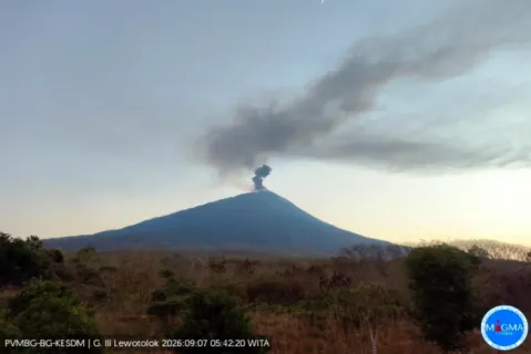 3 Gunung Api di Indonesia Kompak Erupsi Senin Pagi, Ini Rinciannya