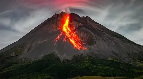 4 Gunung Api Erupsi Serentak, Fenomena Alam Biasa atau Saling Berkaitan?