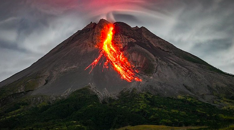 4 Gunung Api Erupsi Serentak, Fenomena Alam Biasa atau Saling Berkaitan?