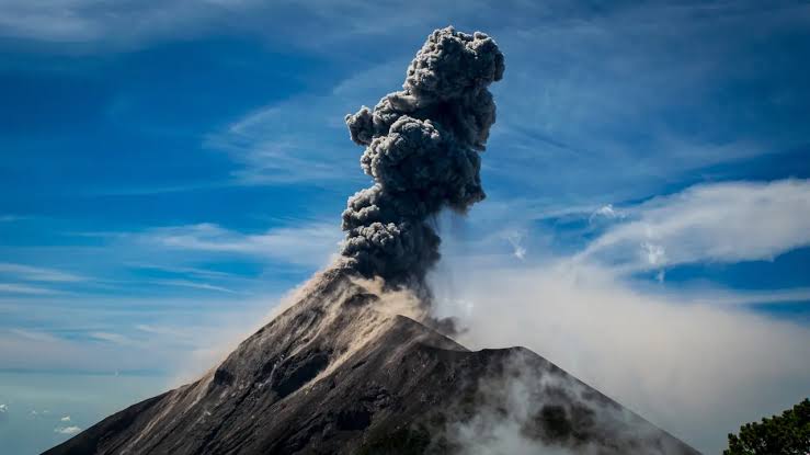 Apa Tanda-Tanda Gunung Berapi Akan Meletus? Cek Faktanya di Sini!