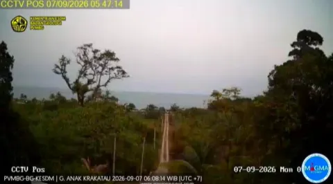 Gunung Anak Krakatau Erupsi Lagi, Tercatat 4 Kali Gempa Hembusan pada Senin Pagi