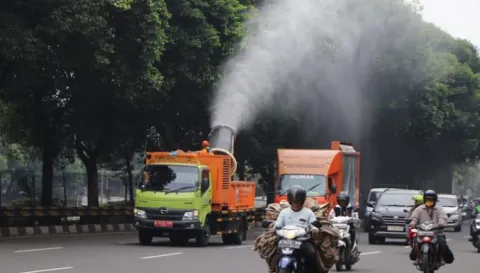 Pemprov DKI Siaga Abu Vulkanik Anak Krakatau, Penyemprotan Jalan hingga Pembagian Masker