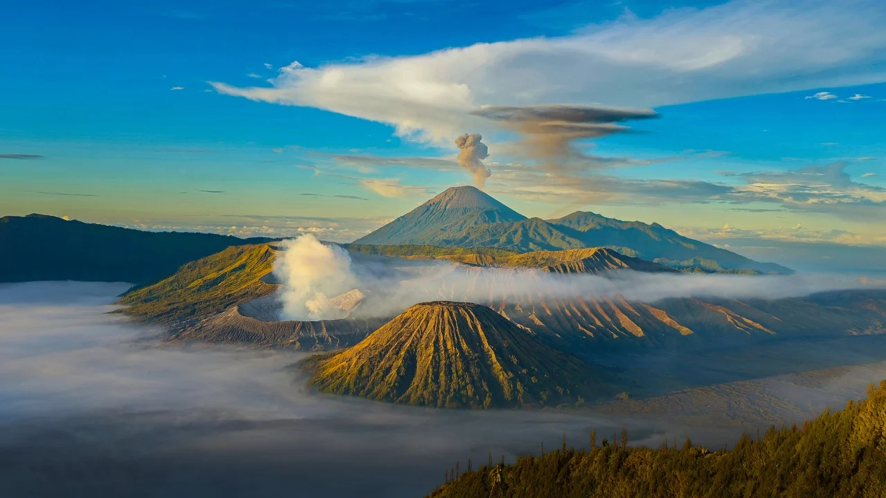 Waduh, Masyarakat Diminta Waspada Aktivitas Gunung Semeru dan Merapi