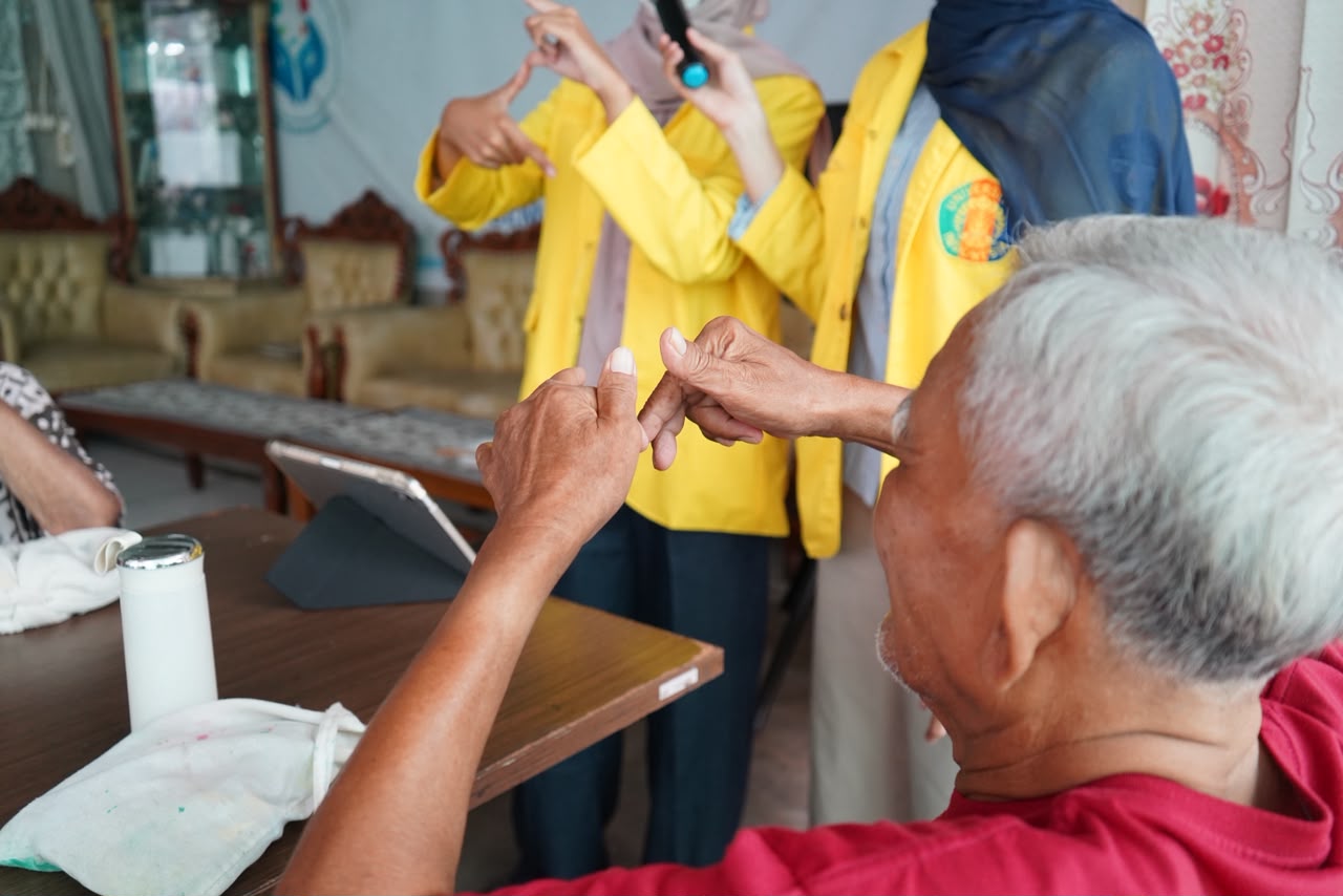 Padukan Musik dan Seni, Mahasiwa UI Kembangan Stimulus Konitif bagi Lansia 